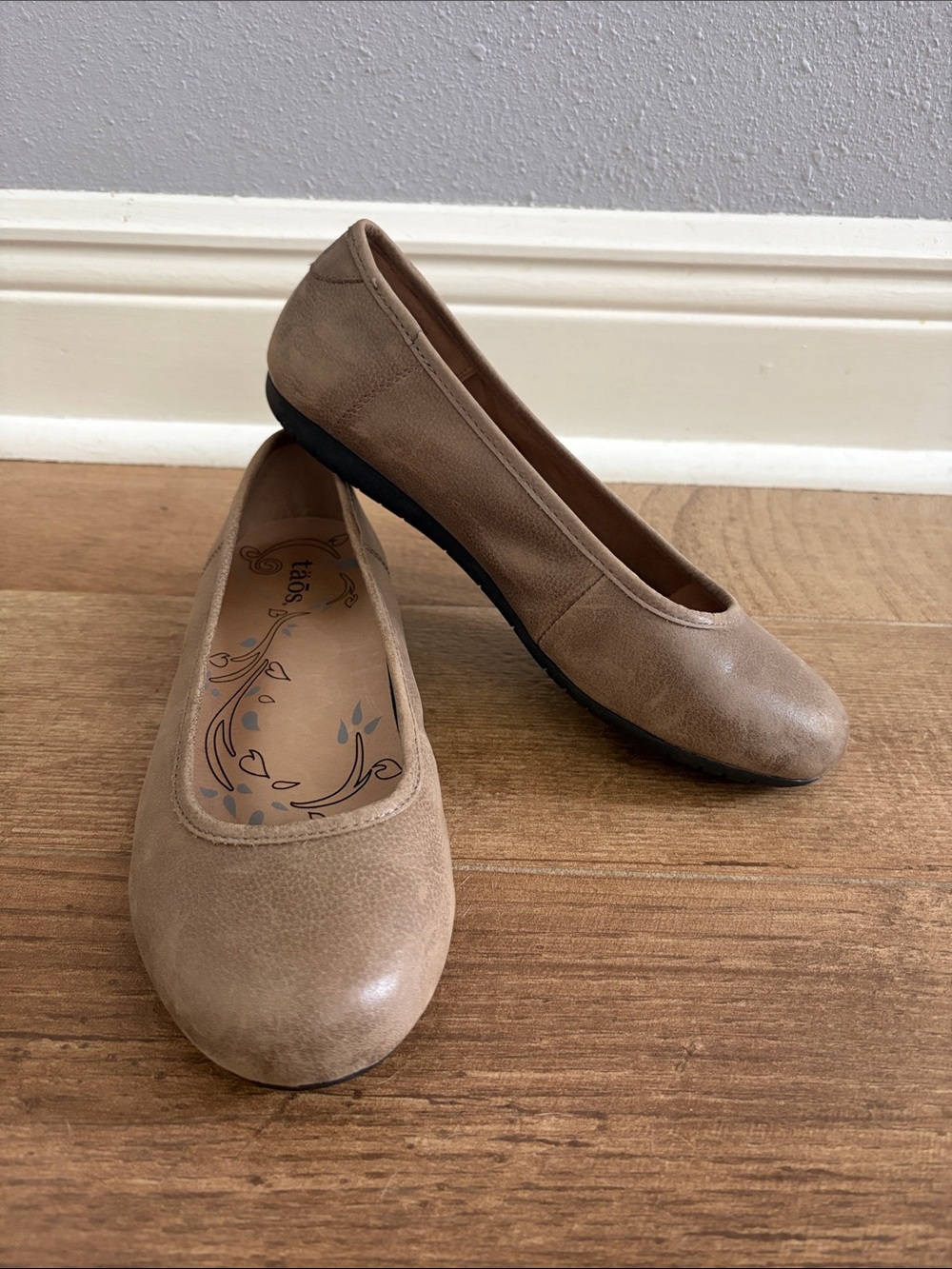 Taos Footwear Women's Beige/Tan Leather Slip-On Ballet Flats